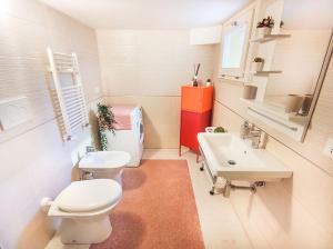 un baño con inodoro y lavabo en Casa Chiara in centro con corte privata, en San Benedetto del Tronto
