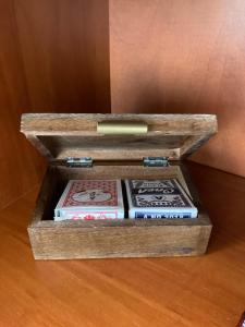 une boîte en bois avec trois livres et un crayon dans l'établissement Tavaszpart Vendégház, à Szeged
