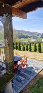 - une table de pique-nique et des chaises sur la terrasse dans l'établissement CHATY TRZY, à Solina