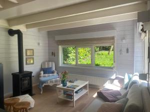 a living room with a couch and a fireplace at Charmant vakantiehuis op unieke locatie in Groede