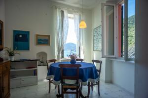 ヴェルナッツァにあるMaemuna Sea Viewのダイニングルーム(青いテーブル、窓付)