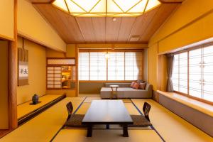 sala de estar con mesa y sofá en Saginoyusou, en Yasugi