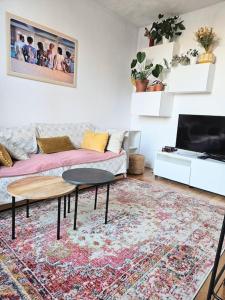uma sala de estar com um sofá e uma mesa em L'atelier, T3 central, calme et charme em Vincennes