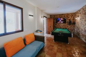 een woonkamer met een bank en een pooltafel bij Villa Matilde in Blanca
