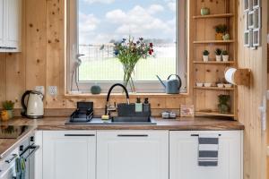 Photo de la galerie de l'établissement Domek wczasowy z dostępem do Mini zoo Donkeyszot, à Rogozina