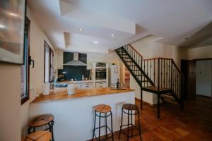 een keuken met een trap en een aanrecht met krukken bij Villa Matilde in Blanca