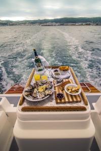 una bandeja de comida en una mesa en un barco en Knysna Houseboats, en Knysna