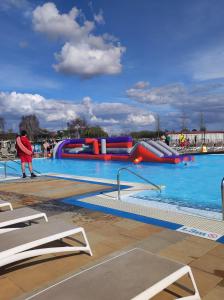 uma grande piscina com escorrega aquático em Lancaster Crescent Hot Tub Hideaway em Tattershall