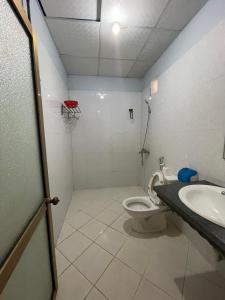 Khách sạn Phương Thuý 1 في Yên Bái: حمام مع مرحاض ومغسلة