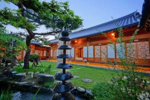 Hanok Gotaek Goeul外面的花园