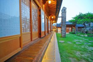 ein leerer Flur eines Gebäudes mit einem Uhrturm in der Unterkunft Hanok Gotaek Goeul in Jeonju