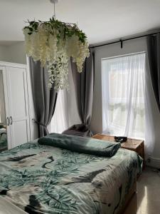 a bedroom with a bed with flowers on it at Fairford House - 4 Bed House - Close to the Racecourse in Cheltenham