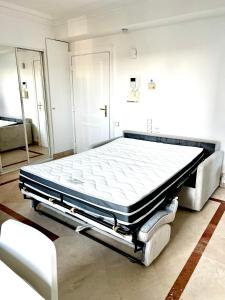Cama en habitación con colchón grande en Le palais napoleon, en Golfe-Juan