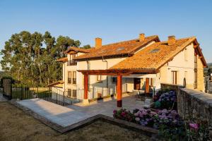 a large white house with a gazebo at Acogedor chalet adosado con entrada independiente in Lamadrid