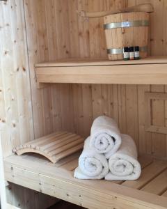 a couple of towels on a shelf in a sauna at Apartamenty na Soszowie, Wisła - widokowe miejsce z Balią & Prywatną Sauną, obok stoku narciarskiego i Bike Parku in Wisła