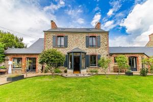 duży ceglany dom z trawnikiem w obiekcie CLOS HILY - Maison d'exception à Dinard - 10 pers w mieście Dinard