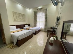 Yên Bái的住宿－Khách sạn Phương Thuý 1，酒店客房设有两张床和电视。