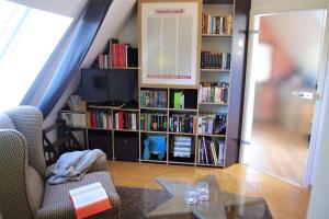 a living room with a book shelf filled with books at Schmitzebrinks Ferienwohnung in Kierspe