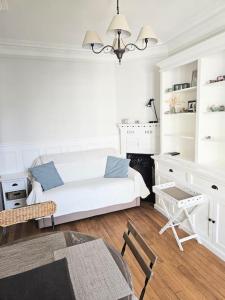 Un pat sau paturi într-o cameră la Paris, Mon amour Charmant T2 balcons