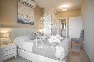 een slaapkamer met een bed, een bureau en een stoel bij Casa Luz Ivan Luxury Homes 3ªPta Frontal 1ªLínea in Oropesa del Mar