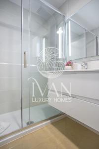 een douche met een glazen deur in de badkamer bij Casa Luz Ivan Luxury Homes 3ªPta Frontal 1ªLínea in Oropesa del Mar
