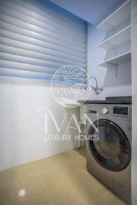 een kamer met een wasmachine in een keuken bij Casa Luz Ivan Luxury Homes 3ªPta Frontal 1ªLínea in Oropesa del Mar