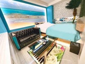 Kikuna的住宿－Hotel ZALA，一间卧室配有一张床,海滩画