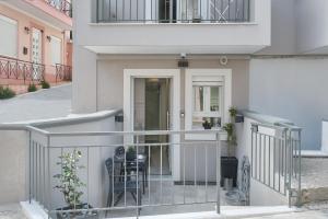 Casa blanca con balcón con silla en Modern Studio for Two, Mytilene Lesvos en Mitilene