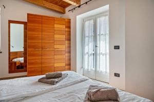 um quarto com um grande armário de madeira e uma cama em Casa Batistei Ribes em Molveno