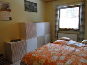 Schlafzimmer mit einem Bett und einem Fenster in der Unterkunft Ferienwohnung Am Schlosspark in Schlitz