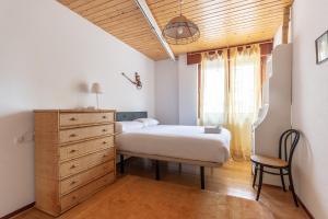 1 dormitorio con 1 cama, vestidor y ventana en Ganburu apartment by People Rentals en Bilbao