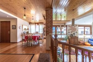 uma sala de jantar e sala de estar com mesa e cadeiras em Ganburu apartment by People Rentals em Bilbao