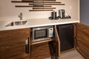Cucina o angolo cottura di Hampton Inn Pullman