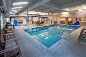 einen großen Pool mit Stühlen und einem Tisch in der Unterkunft Hampton Inn Pullman in Pullman