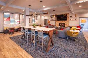 a lobby with a table and chairs and a living room at Hampton Inn Pullman in Pullman