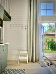 einen Stuhl in einer Küche neben einem Fenster in der Unterkunft Strandnära, pergola, P-plats, nära Eurovision in Höllviken