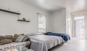 een witte kamer met een bed en een bank bij Cozy apartment in Espoo