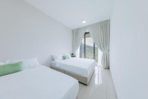 Duas camas num quarto branco com uma janela em Nadayu 63 A Retreat Above the Rest 2905 em Kuala Lumpur