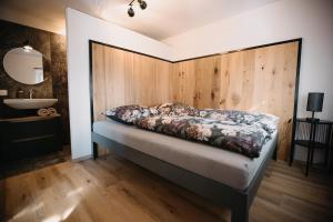1 dormitorio con 1 cama y lavamanos. en Finca Kathinka en Großklein
