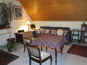 ein Wohnzimmer mit einem Tisch und einem Sofa in der Unterkunft Ferienwohnung Am Schlosspark in Schlitz