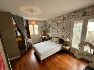 ein Schlafzimmer mit einem weißen Bett in einem Zimmer in der Unterkunft Villa moderne in Vendargues