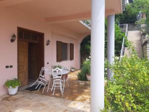 un patio con mesa y sillas en una casa en Guesthouse Villa Rosa Berat, en Berat
