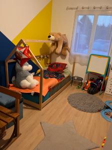Cette chambre pour enfants comprend des lits superposés avec des animaux farcis. dans l'établissement Maison à proximité du circuit 24h, à Saint-Gervais en-Belin