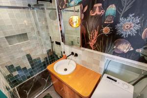 La salle de bains est pourvue d'un lavabo et de toilettes. dans l'établissement Maison T2 avec patio, à La Rochelle