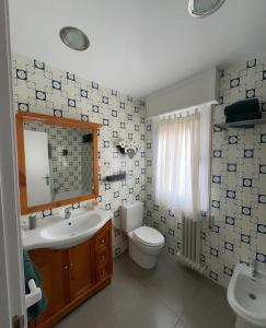 a bathroom with a sink and a toilet and a mirror at Apartamento en el Centro Histórico de Nájera in Nájera +12 photos