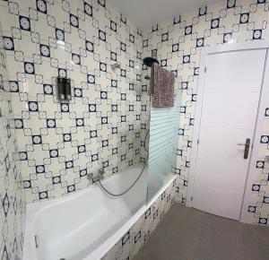 een badkamer met een douche en een bad bij Apartamento en el Centro Histórico de Nájera in Nájera