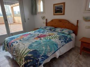 Posteľ alebo postele v izbe v ubytovaní Casa con Piscina, Wifi, A/A y Barbacoa en Sant Pere Pescador - ES-89-82