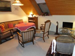 シュリッツにあるFerienwohnung Am Schlossparkのテーブルと椅子とソファのあるリビングルーム