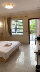 - une chambre avec un lit et une grande fenêtre dans l'établissement 西港宾馆, à Sihanoukville