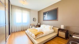 um quarto com uma cama e uma grande janela em Luxury Majestic Penthouse Apartment em Chioggia